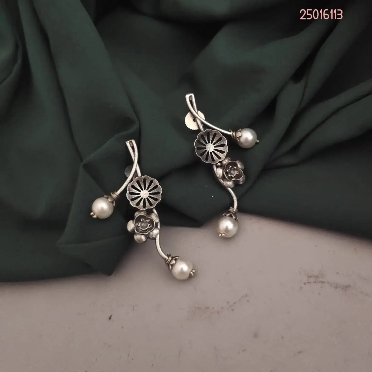 OXIDISED SILVER LOOKALIKE EARRING